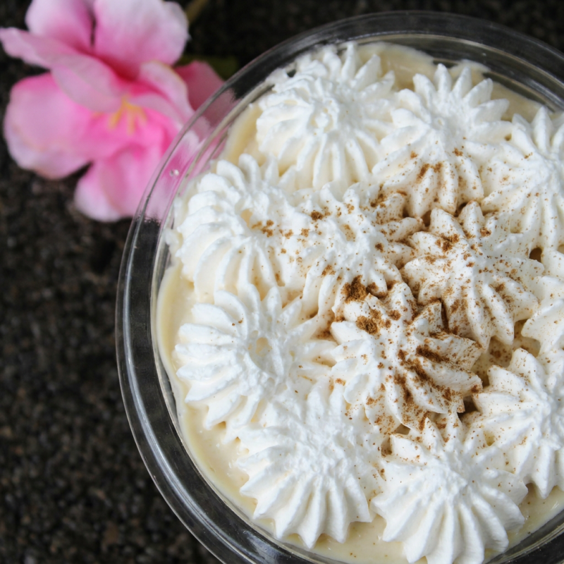 A nossa Torta de Banana - Banoffe é uma sobremesa irresistível e requintada. Cuidadosamente preparada, essa tortinha apresenta camadas de banana fresca, cobertas por um rico doce de leite e um chantilly macio, perfeitamente adoçado. Para finalizar, uma pitada de canela para um toque exótico e uma farofa doce crocante, adicionando uma textura surpresa. Esta é uma das estrelas das nossas Sobremesas Do Japa Loko, ideal para quem aprecia sabores equilibrados e uma experiência culinária única.
OBS: ESSA SOBREMESA É CONGELADA PARA AS BANANAS NÃO FICAREM PRETAS, PEDIMOS QUE AGUARDE DESCONGELAR POR ALGUNS MINUTOS ANTES DO CONSUMO.