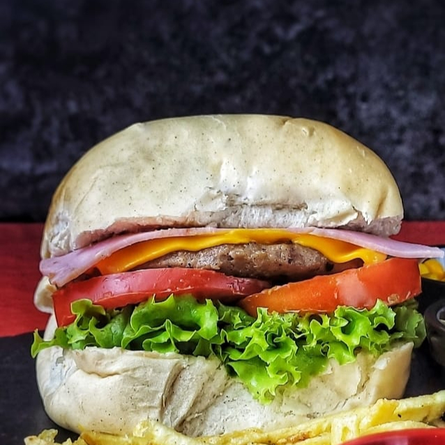 Saboroso lanche com Pão bola, carne, queijo cheddar, presunto, 2x salada (alface e tomate ), ketchup e molho especial da casa. #hotdog#bacon#cheddar#picanha#xtudo#xsalada#burguer#cachorroquente