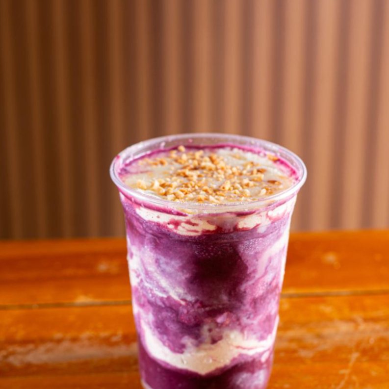 Creme de açaí, granola, amendoim, Leite em pó e leite condensado.