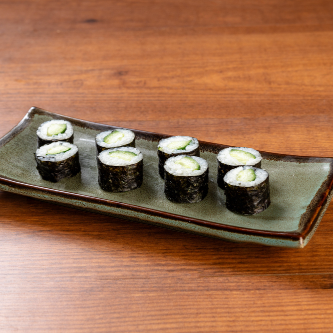 Enrolado com alga por fora, recheado com pepino.