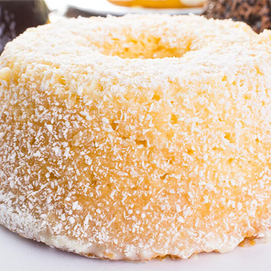 Bolo caseiro de coco, massa leve e macia.