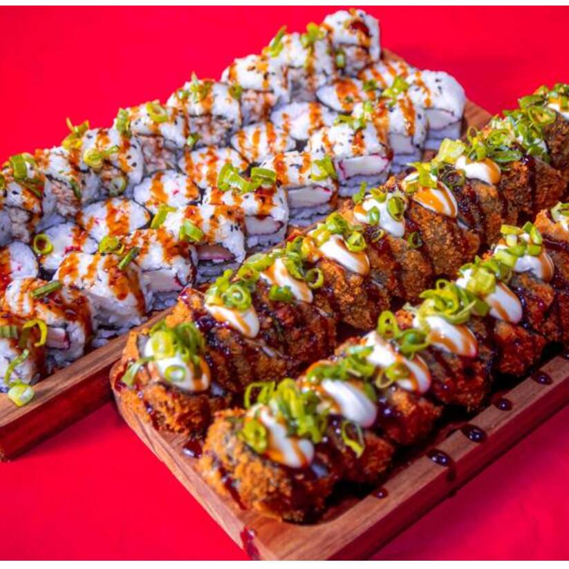 Delicie-se com nosso combo especial de sushi: 20 unidades de Hotroll de Salmão, 10 Uramaki Salmão Gre., 10 Uramaki Kani e 10 Hossomaki Kani. São 50 peças incríveis! Acompanha 2 molhos Shoyo, 2 molhos Tarê e um par de hashis. Aproveite! 🍣✨