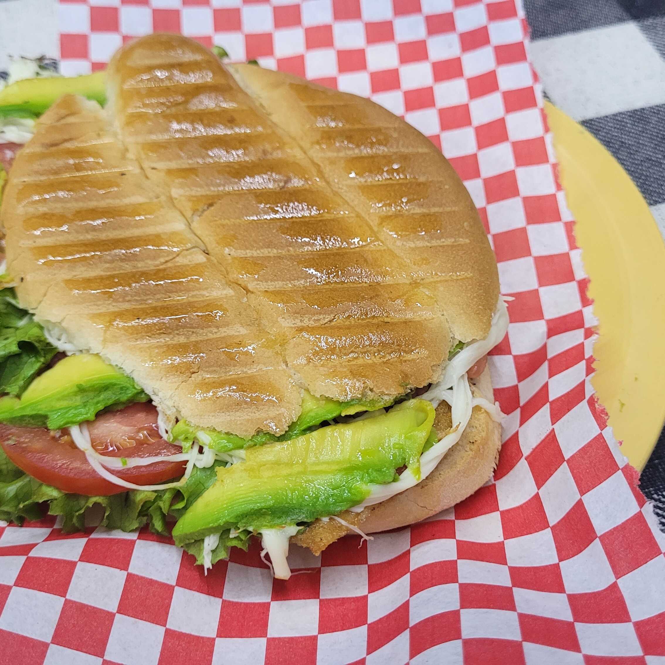 TORTA MEDIANA DE MILANESA DE POLLO