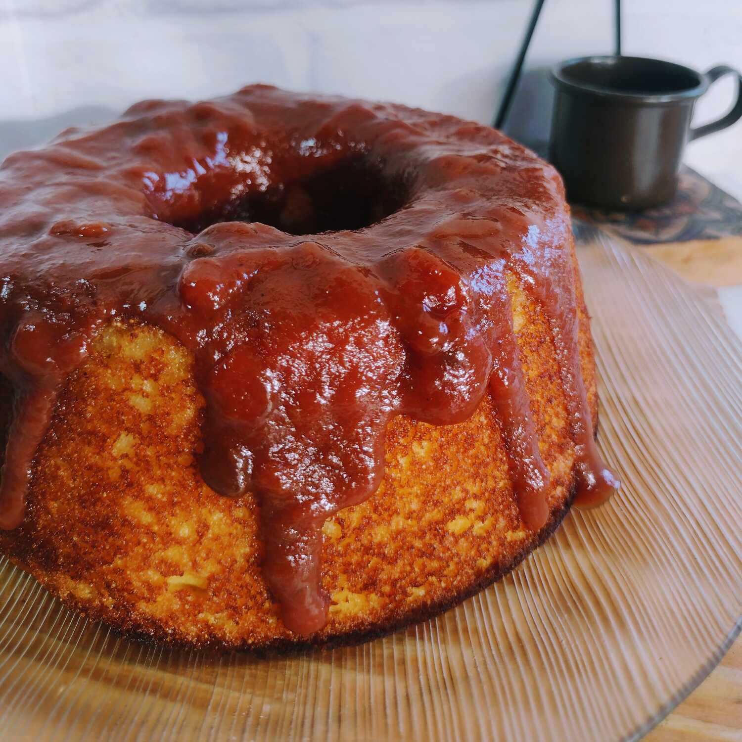 Sabe aquele bolo de fubá com gostinho de fazenda, bem tradicional? Pois é, junta tudo isso e adiciona uma calda exuberante de goiabada 😋 É pra comer rezando!
E ainda por cima rende 6 fatias tranquilamente.