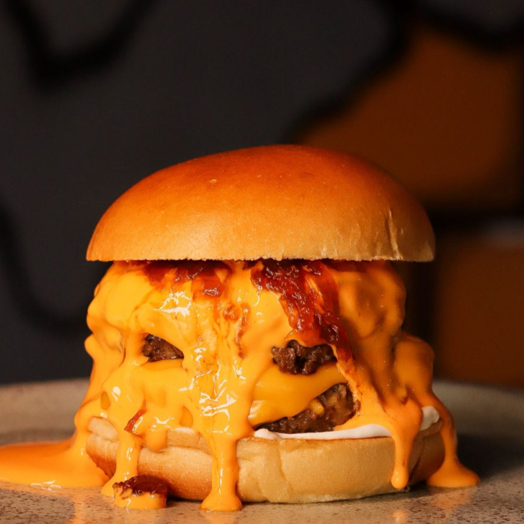 Hambúrgueres Smash 2x 100g Suculentos com Cheddar Cremoso Cebola Caramelizada e Molho Especial da Casa + Coca 200ml