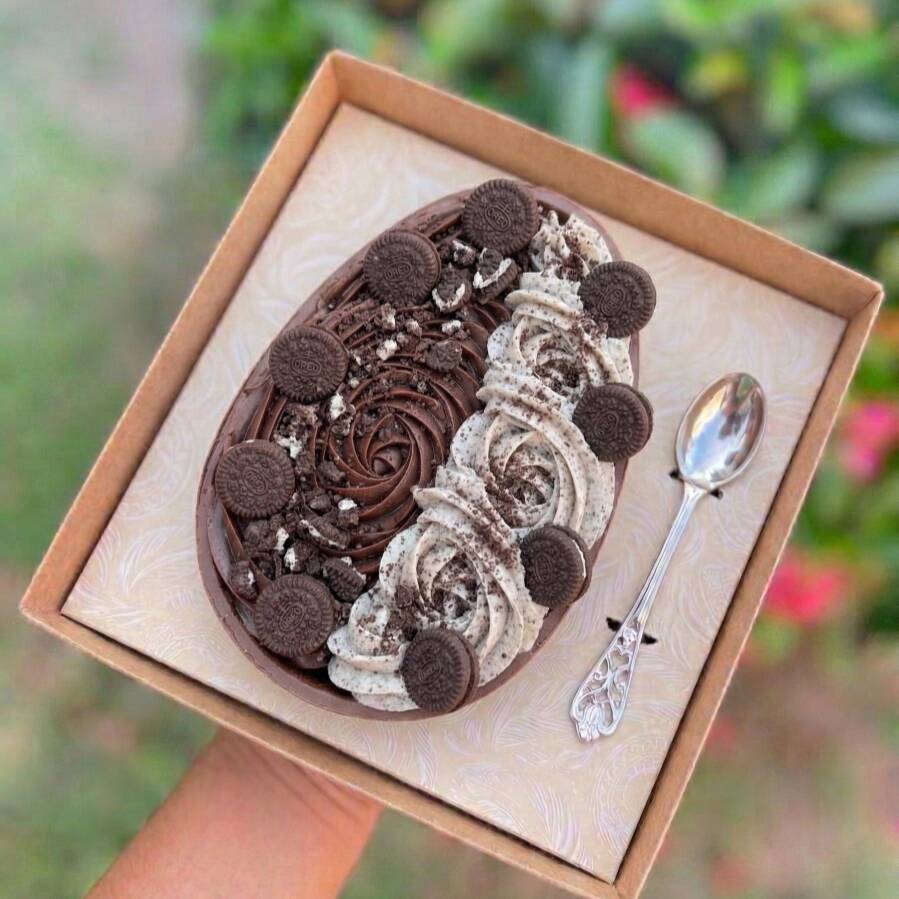 Casca de chocolate e recheio de chocolate nobre e brigadeiro de oreo finalizado com pedaços do biscoito. Escolha o tamanho que deseja. Fazendo essa compra você recebe um brinde especial <3