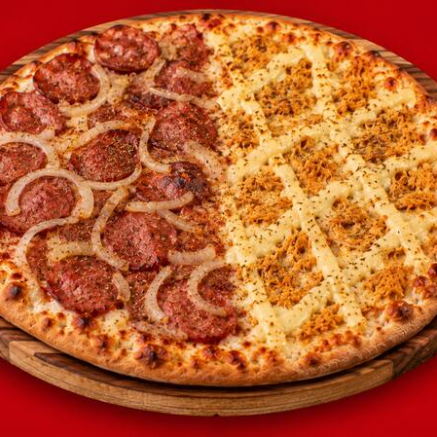 Pizza Meio a Meio, metade calabresa com cebola e outra metade frango com catupiry