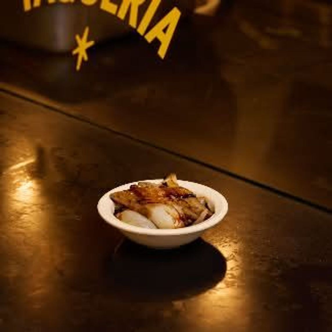 Cebollitas Quemadas con Salsa Negra
