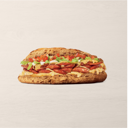 Sanduíche com base de massa de pizza, fatias de calabresa, queijos mussarela e provolone, vinagrete da casa, alface americana e um saboroso molho de alho.