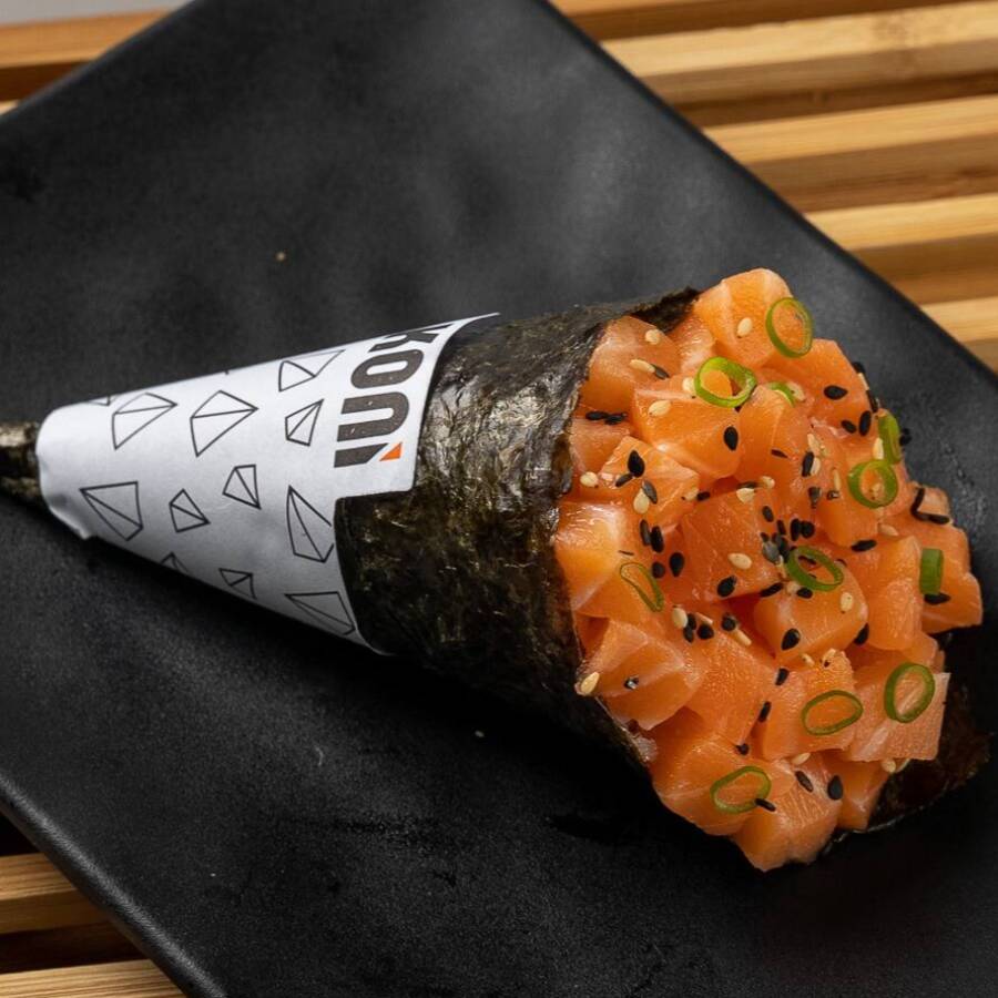 Salmão, arroz, cebolinha e gergelim.