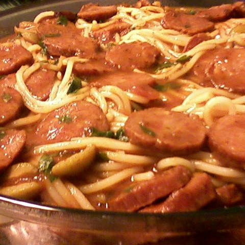 Saboroso macarrão 'al dente', coberto com generosas tiras de calabresa suculenta, imerso em um dos nossos molhos caseiros à sua escolha: o robusto molho de tomate, rico em sabor, ou o cremoso e delicado molho branco. Finalizado com uma pitada de nosso queijo ralado, que derrete delicadamente, proporcionando um toque final perfeito. Este prato é uma verdadeira celebração de sabores e texturas, garantido para satisfazer os paladares mais exigentes.