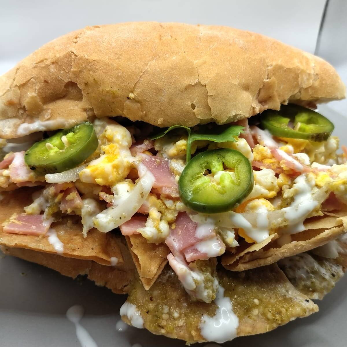 Torta de Chilaquiles con Huevo Revuelto con Jamón