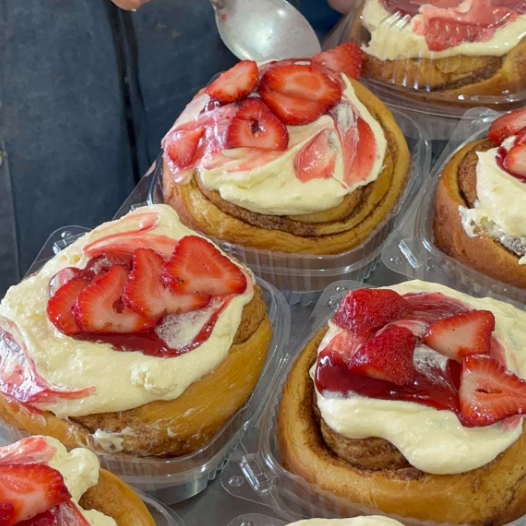 ROL DE CANELA RELLENO DE FRESA CON CREMA