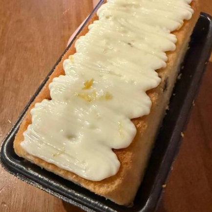 Nosso novo bolo chegou cheio de personalidade e sabor. Bolo de limão com mirtilos na massa e cobertura cremosa de limão.