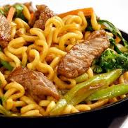 Macarrão, carne, legumes e molho. ( 800g)