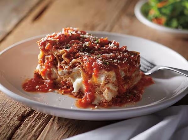 Lasagna recheada com ragú de carne e queijos especiais, com molho pomodoro.