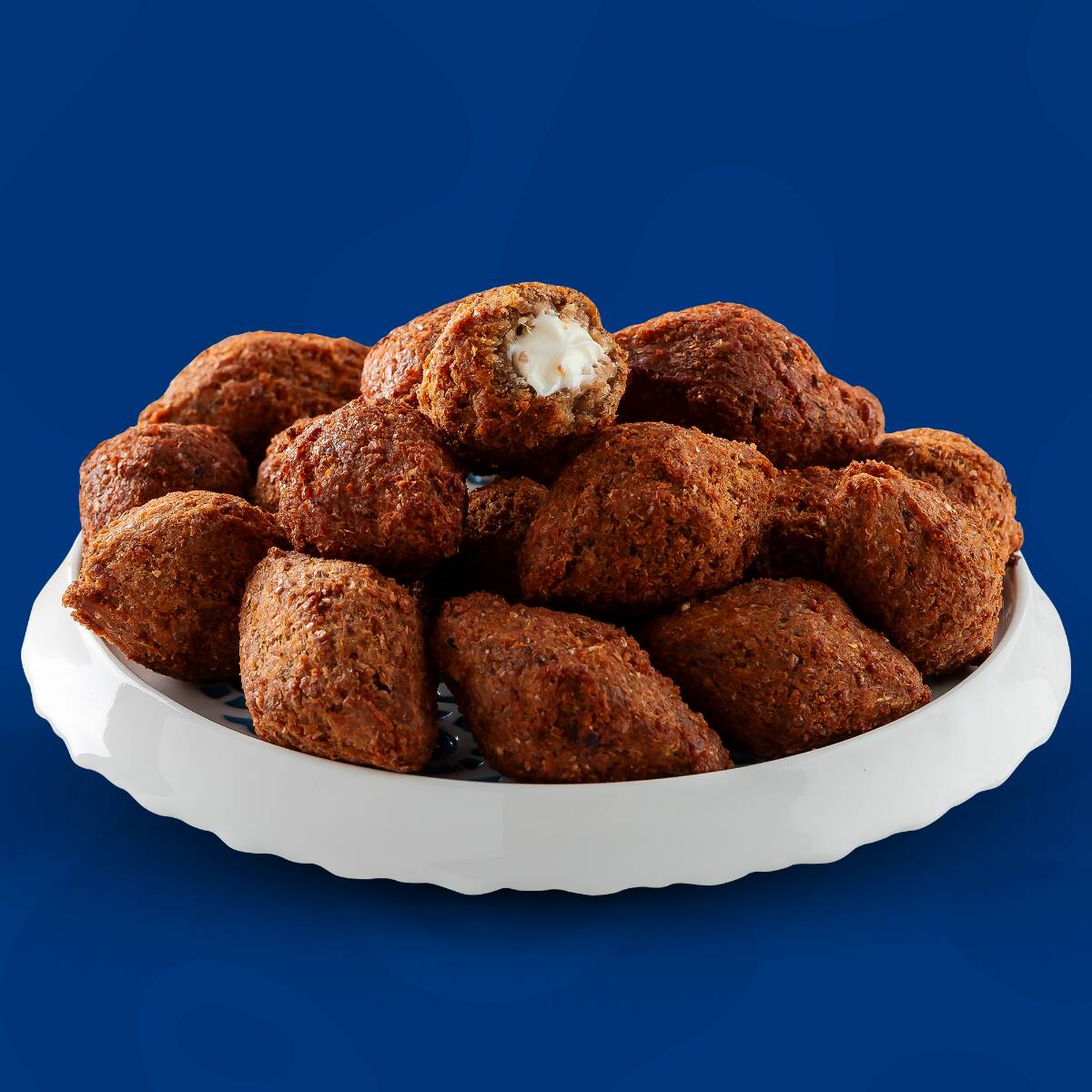 Nosso Kibe é preparado com tempero caseiro, carne selecionada e um recheio cremoso de requeijão. Uma combinação perfeita entre sabor marcante e cremosidade que conquista em cada mordida.