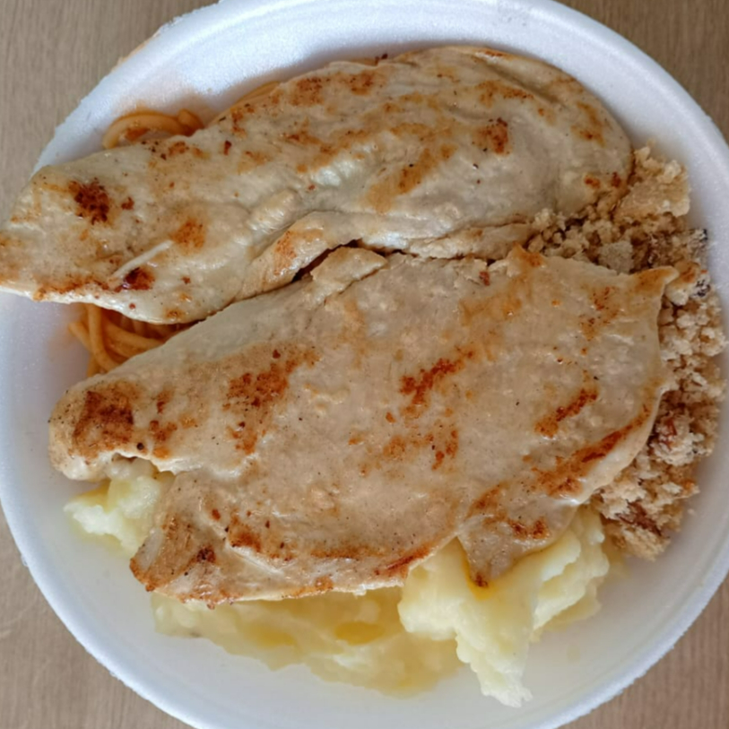 Esta marmita acompanha arroz soltinho, feijão bem temperado, macarrão delicioso, legumes refogados e farofa caseira.