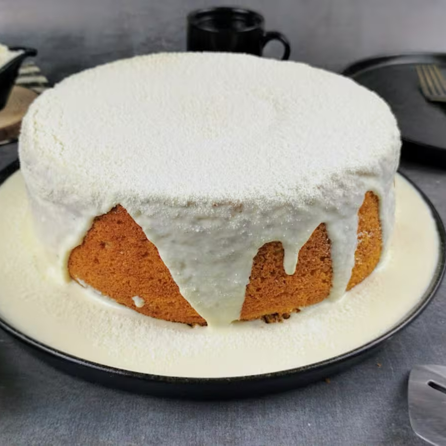 Massa: bolo de leite Recheio/Calda: calda de Ninho Cobertura/Decoração: salpicado com leite em pó