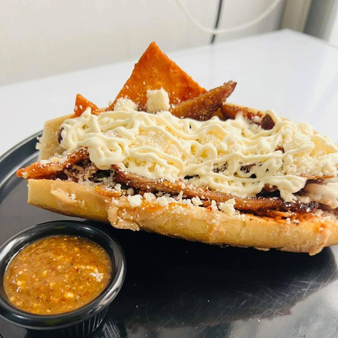 Lonche de Chilaquiles con Milanesa