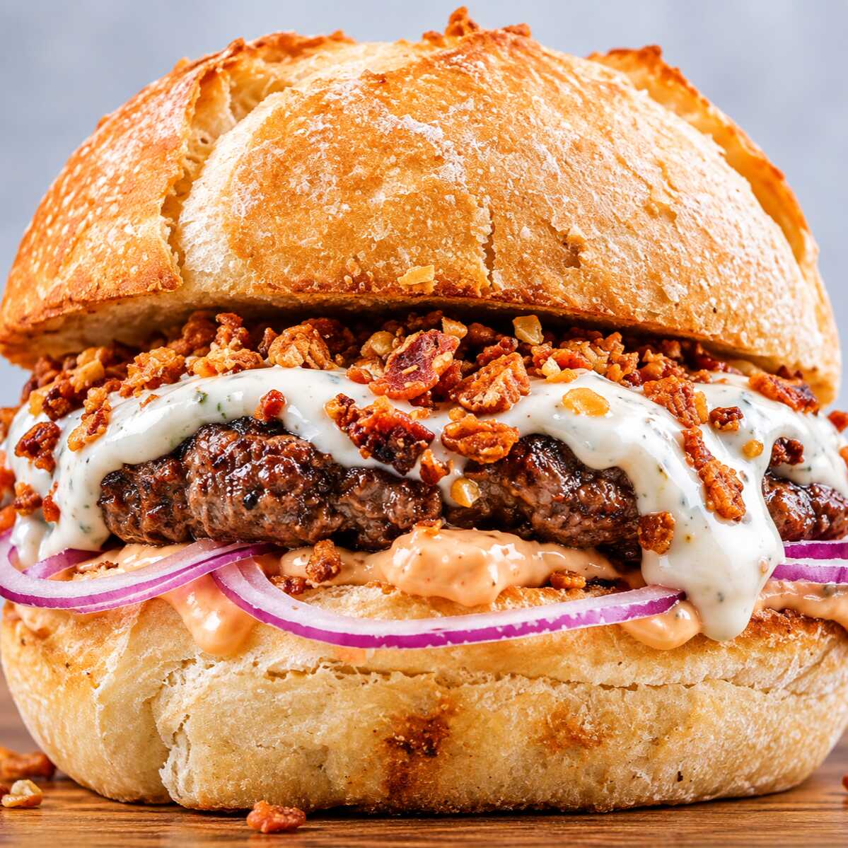 Hambúrguer Artesanal de 160gr, bacon cripsy, creme de gorgonzola, maionese da casa, cebola roxa, pão francês bola