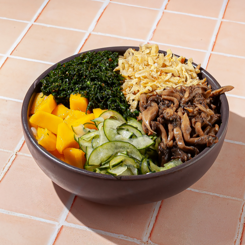 Base de arroz, shimeji na manteiga(100gr), manga, sunomono, crispy de batata, crispy de couve