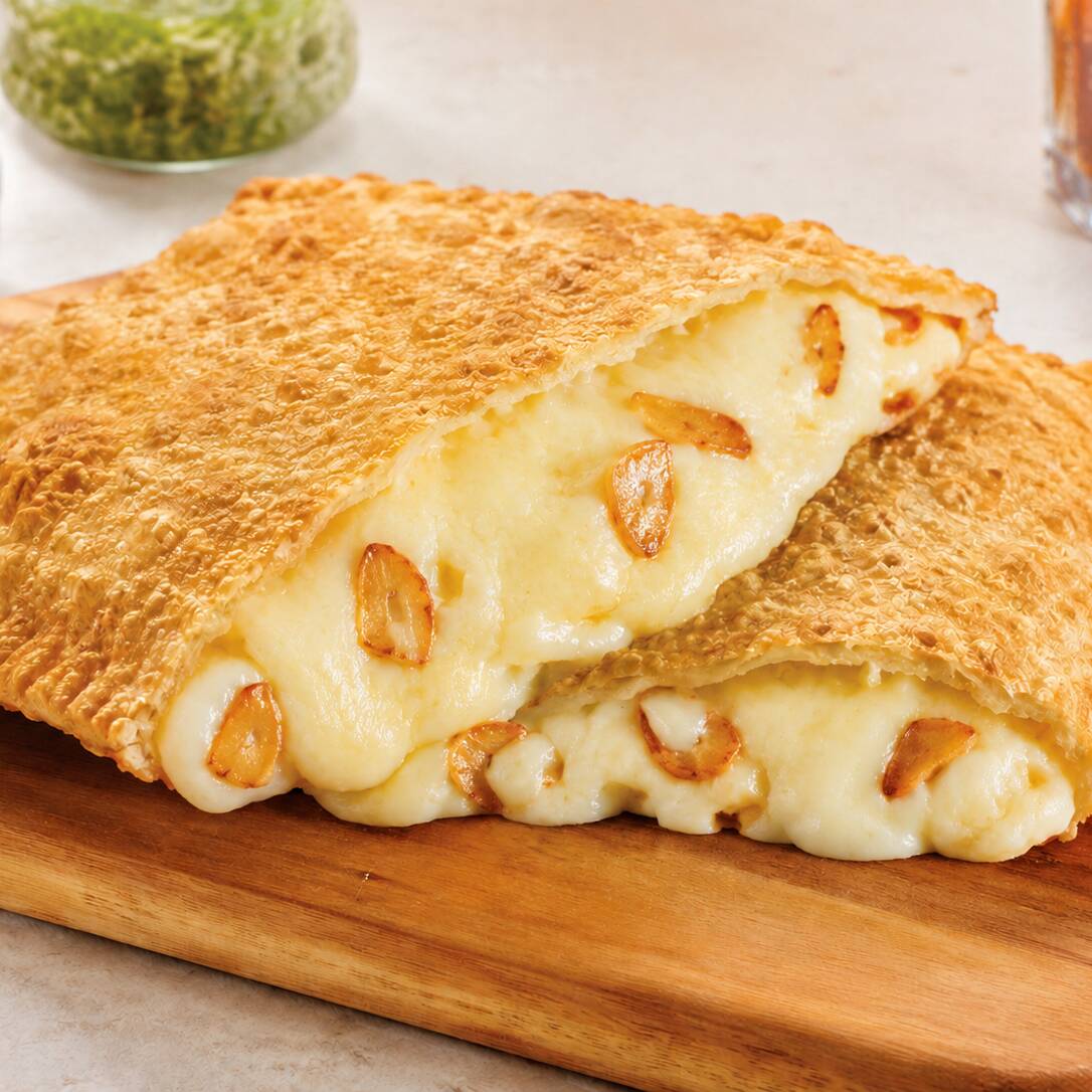 Pastel especial de 30cm, crocante e muito recheado com: queijo, tomate, ovo, azeitonas e alho frito. Entrega rápida em Osasco.