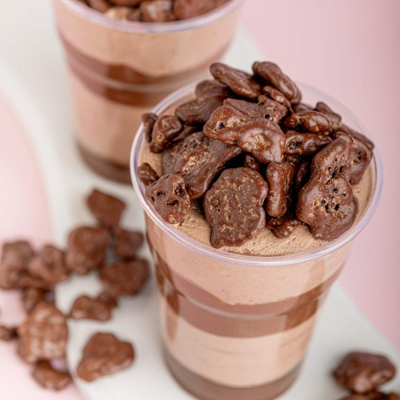 Irresistível creme de Ovomaltine, combinado com uma mousse leve de chantilly e pedaços crocantes de Ovomaltine, finalizado com uma trufa de chocolate deliciosa.