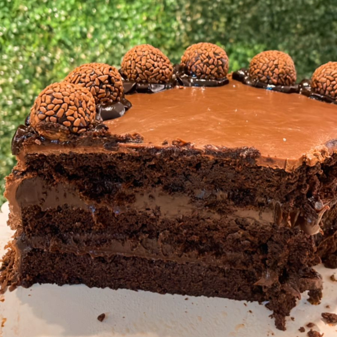 Bolo de Chocolate com 2 camadas de recheio e acompanha calda de chocolate por cima