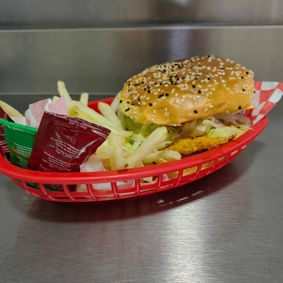 Hamburguesa de Pollo, con Papas a la Francesa