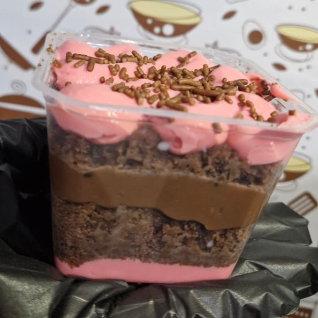 Bolo no pote de sensação, feito com camadas de massa de chocolate, de mousse de morango e brigadeiro tradicional, finalizado com granulado