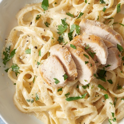 Fetuchini Alfredo con Pollo a la Plancha
