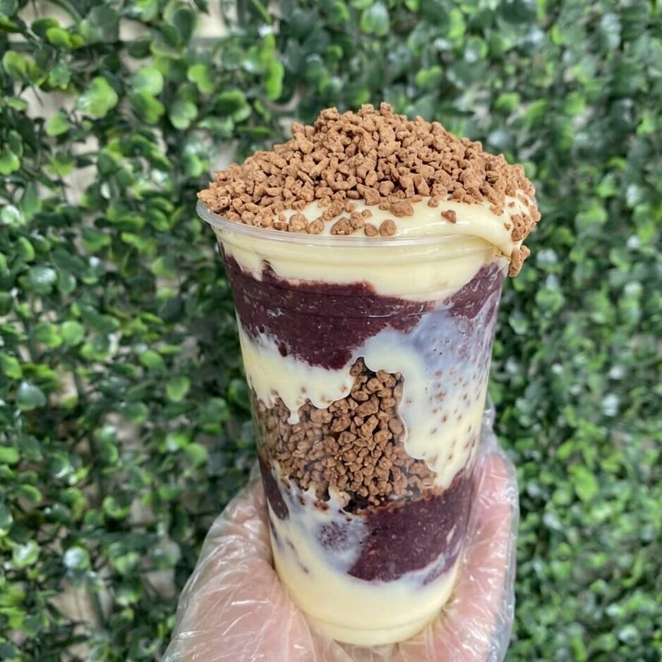 Açaí artesanal trufado com creme de leite ninho, morango e ovomaltine.