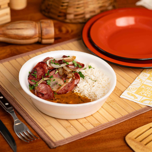 Linguiça calabresa refogada com cebola, arroz branco fresquinho, feijão carioca cozido com bacon e linguiça calabresa.