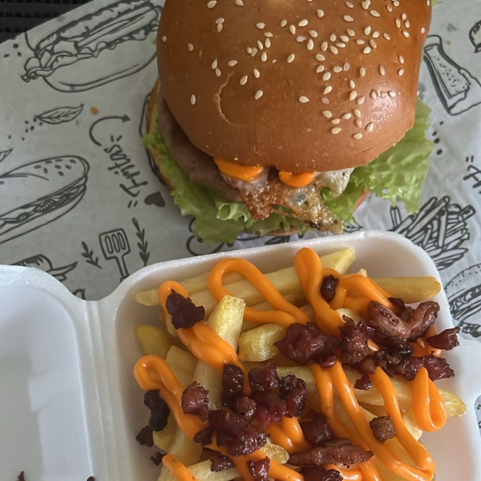 1 Lanche: Pão Brioche, Hambúrguer, Presunto, Mussarela, Cheddar, Alface, Tomate, Ketchup e Maionese + 300g (peso pre frita) Batata Frita, Cheddar e Bacon + Coca Cola 200ml