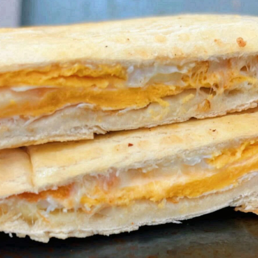 Pão francês com 2 ovos, 2 fatias de mussarela