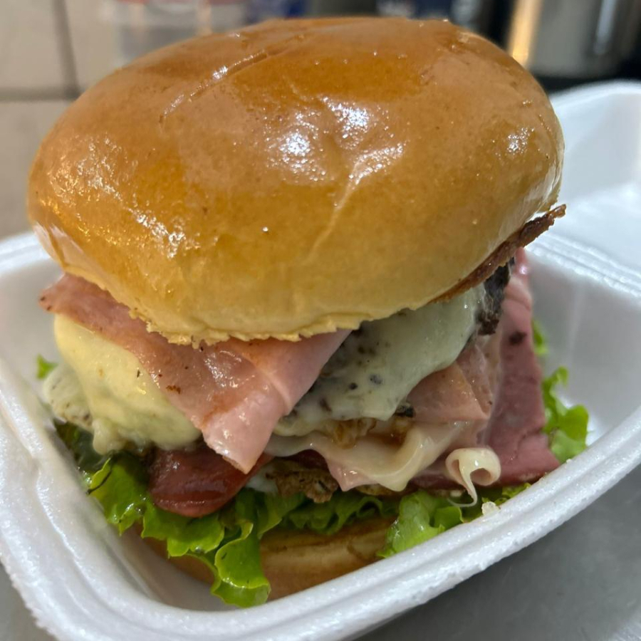 Hambúrguer suculento, pão macio, queijo, alface e tomate. Um clássico saboroso, perfeito para qualquer hora.