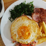 A 'Toscana com Ovo Estrelado', um prato da categoria 'Executivo Simples para 1 pessoa', é a combinação perfeita de sabores para a sua refeição. Saboreie o arroz soltinho, ao lado do feijão encorpado e das batatas fritas crocantes. Para acompanhar, escolha entre a couve fresca e vibrante ou a salada colorida e nutritiva. O destaque do prato é o ovo estrelado, preparado com maestria para um sabor indescritível. Se desejar, adicione um toque especial com a opção de farofa crocante e o vinagrete fresco e suculento.