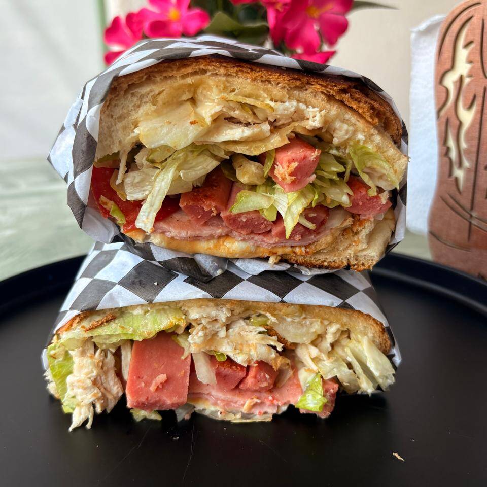 Torta de Jamón, Salchicha y Queso Oaxaca