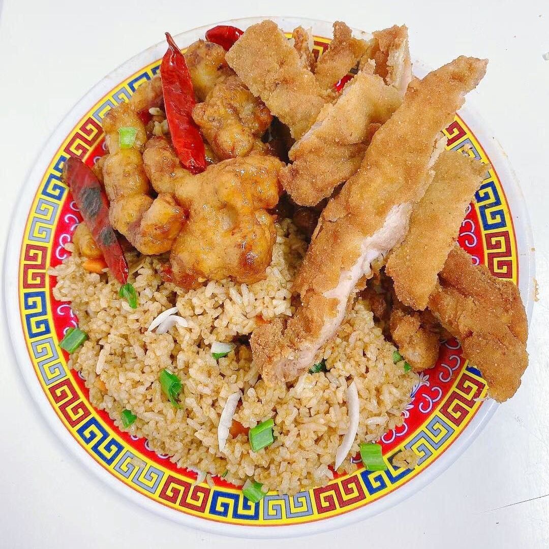 Pescado Empanzado y arroz Frito