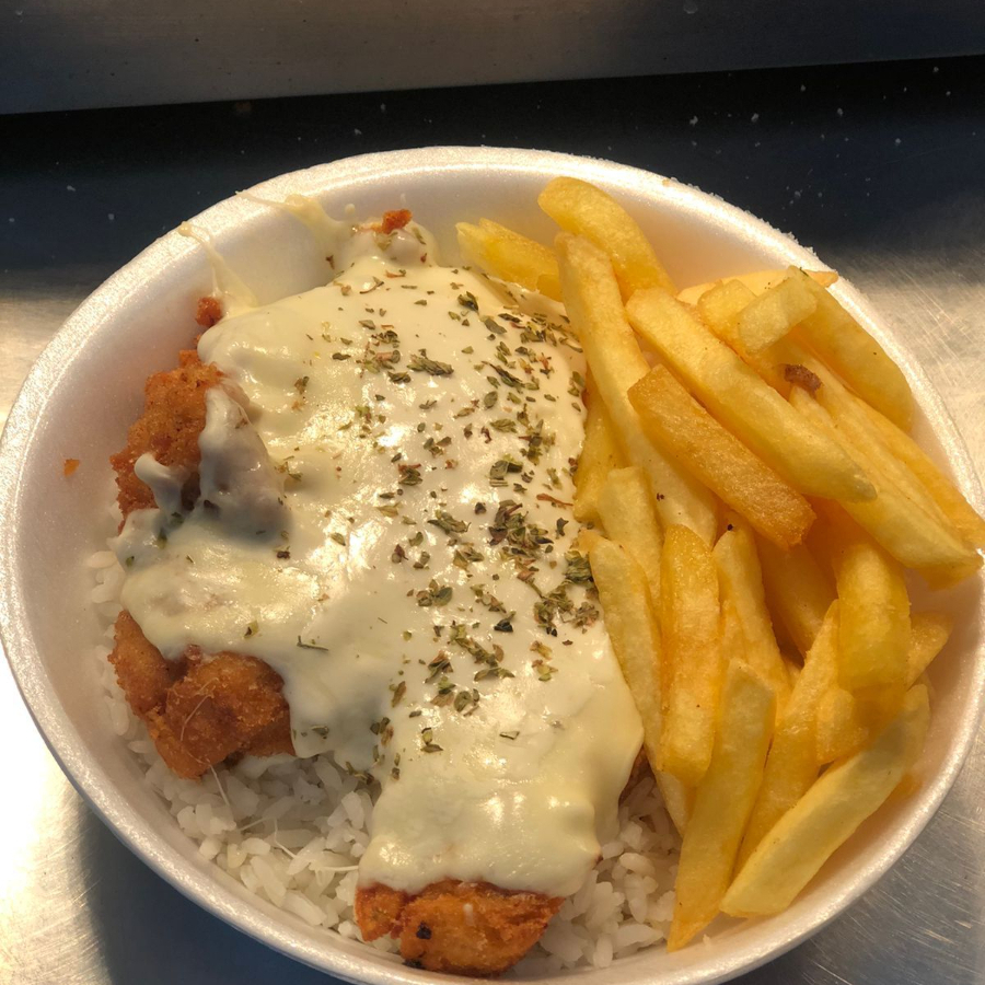 Delicioso Parmegiana de frango com bastante molho vermelho, queijo e orégano acompanhado de arroz branco soltinho, feijão, macarrão e farofa.