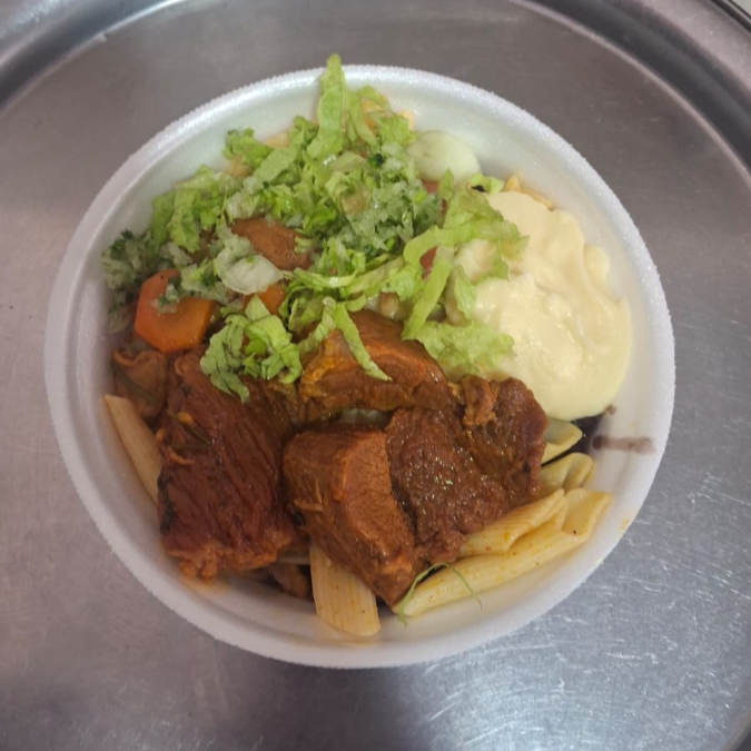 Na nossa marmita de refeição, você pode escolher entre macarrão, arroz, complementos adicionais, uma opção de feijão e a proteína indicada no título. Tudo é selecionado conforme sua preferência, para que sua refeição fique exatamente do jeito que você gosta.
#Marmita #almoço #pf #comidacaseira #refeição #guisadinhodeboi #guisadinho