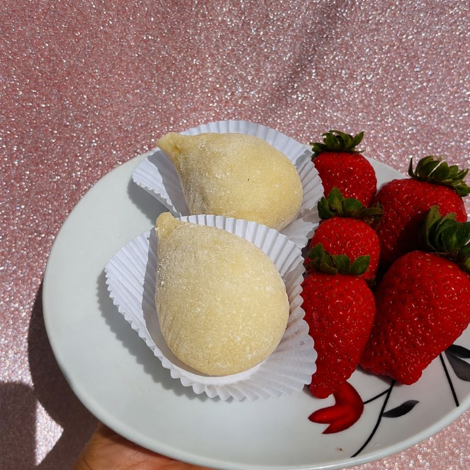Morango envolvido com brigadeiro de leite ninho