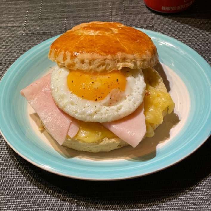 Bísquet Relleno de Jamón, Queso y Huevo Estrellado