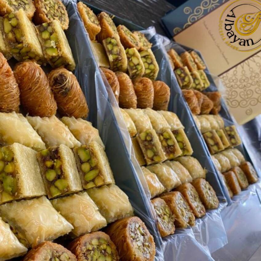 Escolha Seus Doces Árabes por unidade, dentre as varias opções, uma seleção primorosa de doces árabes de dar água na boca. Cada doce é meticulosamente preparado, exalando uma explosão de sabores autênticos e ricos. Este kit é um verdadeiro deleite para os amantes de doces e uma oportunidade perfeita para quem deseja experimentar a doçura inigualável da culinária árabe. Deleite-se com esta experiência saborosa e irresistível, criando seu próprio kit de doces árabes.
- Ideal para presentear e celebrar ocasiões especiais ou simplesmente se deliciar.