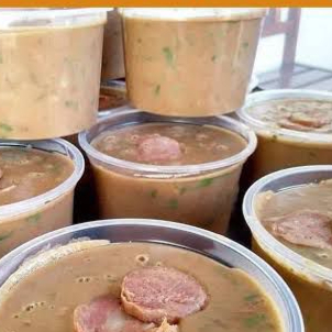 Caldo de Feijão Caseiro Feito com bacon crocante, calabresa suculenta e aquele toque especial de cebolinha com temperos secos da casa