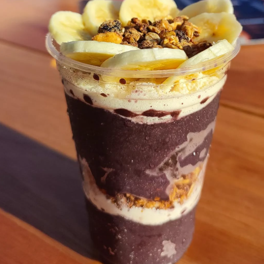 Copo de açaí 300ml, com até 5 adicionais grátis.