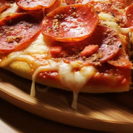 1 Pizza Grande com até 2 sabores + deliciosa borda de requeijão + refrigerante da promoção GRÁTIS para completar sua experiência. 😍