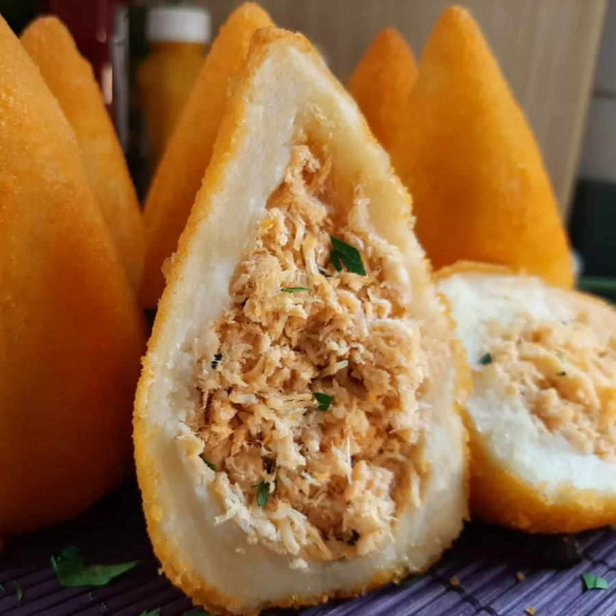 Coxinha em massa de batata recheada com delicioso Frango desfiado e temperado