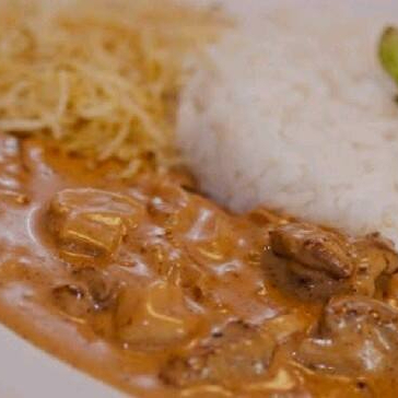 Acompanha arroz refogado com alho. Estrogonofe feito com tempero caseiro especial e batata palha. Servido na marmita de 700ml.